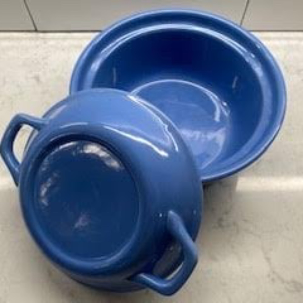 Vintage 1 QT Stoneware Casserole Dish with Lid & Handles, measures 4.75"h x 8.50